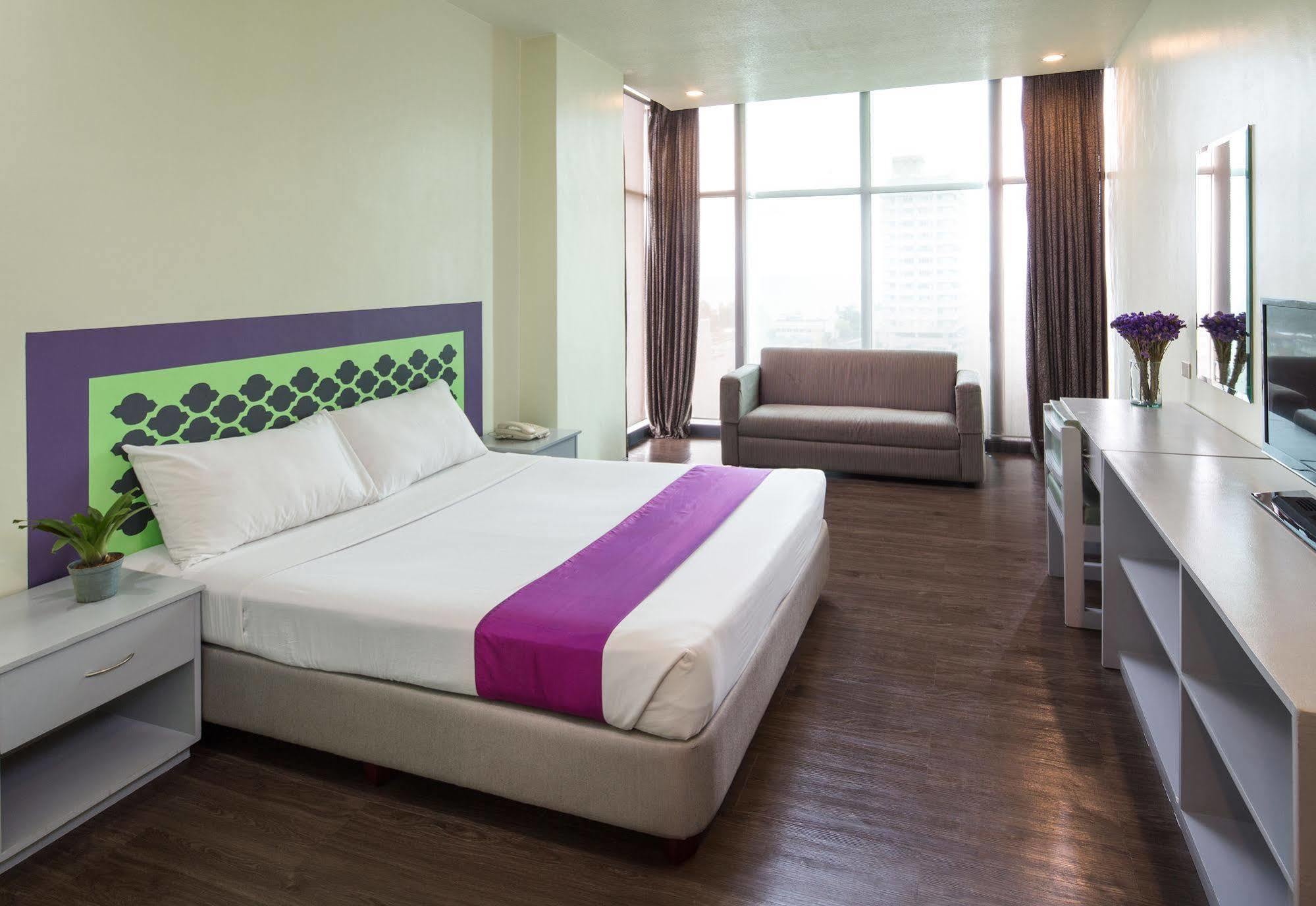 V Hotel Manila Exterior photo
